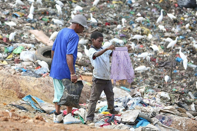 Những đứa trẻ tìm nguồn sống trên bãi rác